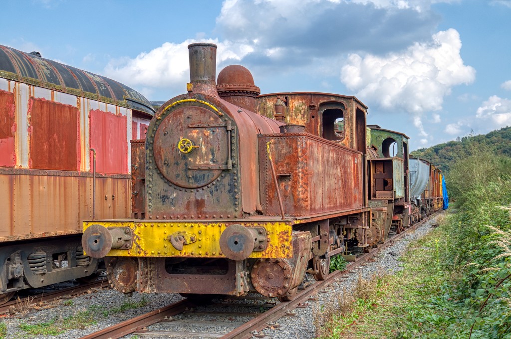 HDR urbex trein train chemin de fer Junkyard urban graffiti oldtimer junk decay vervallen abandoned abondonne vandalisme
